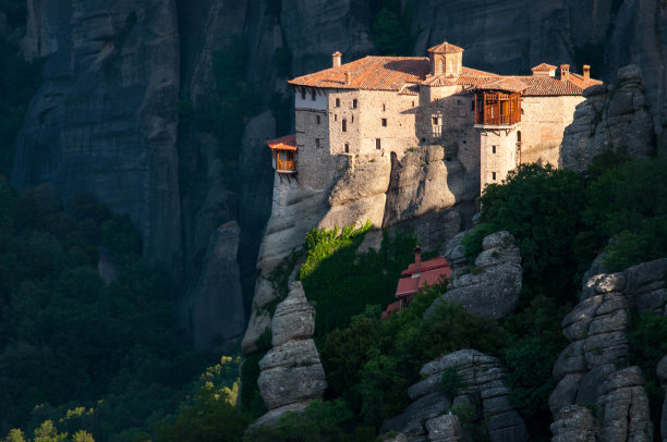 迈泰奥拉。美丽的景色坐落在高高的岩石边缘的修道院图片下载