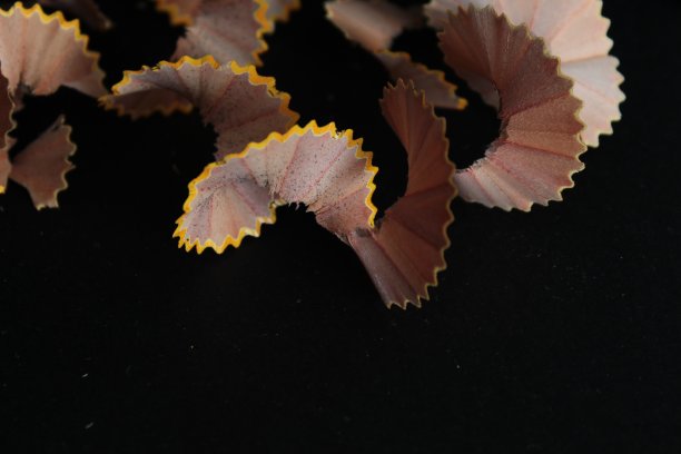 黑色工艺纸上的木笔屑抽象艺术背景概念适合创作过程的创意工艺品手工活动的艺术运动图片下载