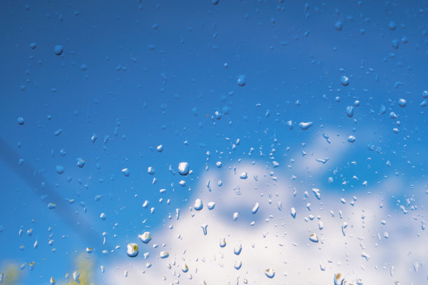 美丽的雨滴落在窗玻璃上。春夏季天气，有温暖的雨水。库存图片图片下载