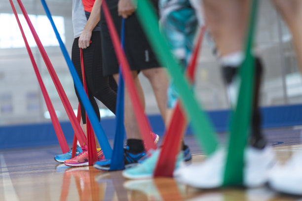 健身课上的阻力训练图片下载