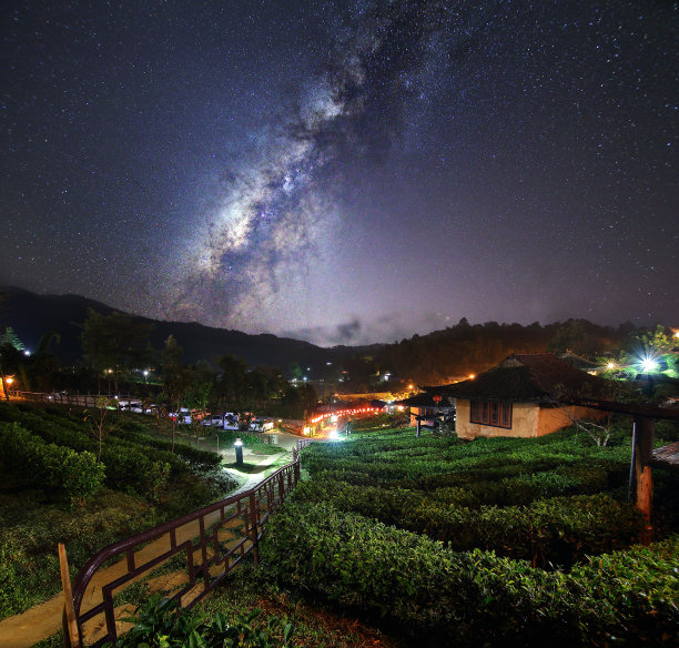 美丽的银河夜景，在泰国的班若泰，湄泓松茶园中间的中国村庄。长时间曝光和高iso使这张照片有噪音图片下载