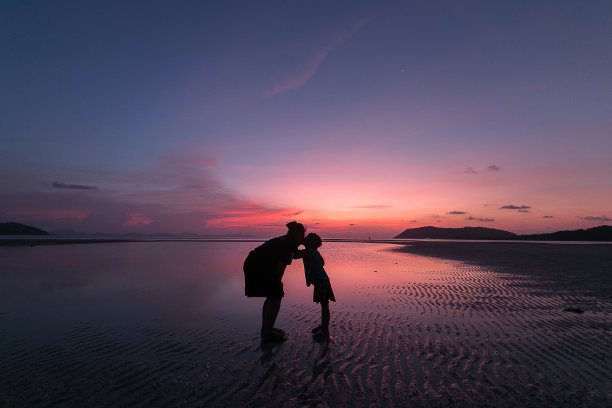 和妈妈和女儿的日落时间图片下载