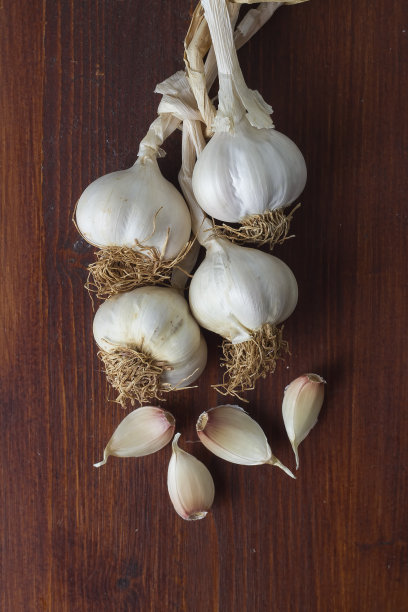 市场上新鲜采摘的大蒜放在湛蓝的篮子里。有用的蔬菜，辛辣，香料。宏观照片洋葱。前视图。关闭了。图片下载