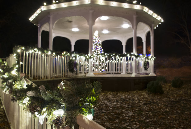 凉亭中点亮的圣诞树图片下载