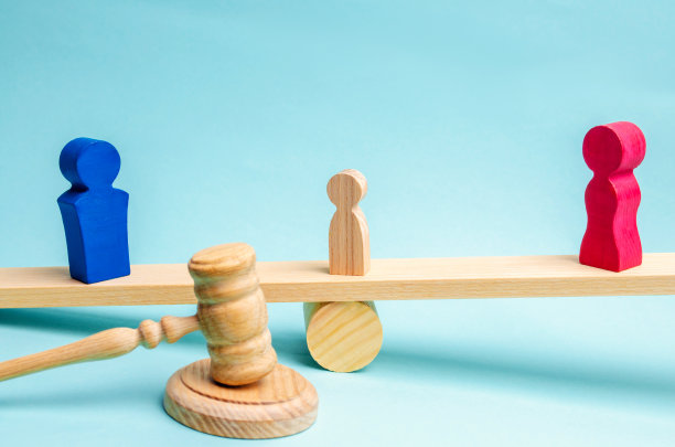 剥夺父母的权利。孩子监护权的概念。合法离婚。法官之锤。家庭法院,法律。父母站在天平上。试验图片下载