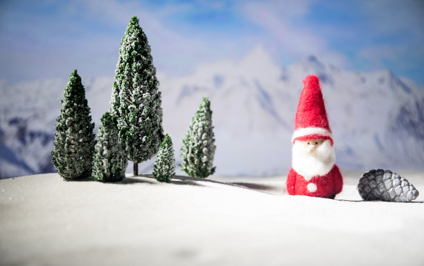 节日的背景。雪人装扮成圣诞老人与圣诞球在灯光背景照片有一个空的空间为您的文字图片下载