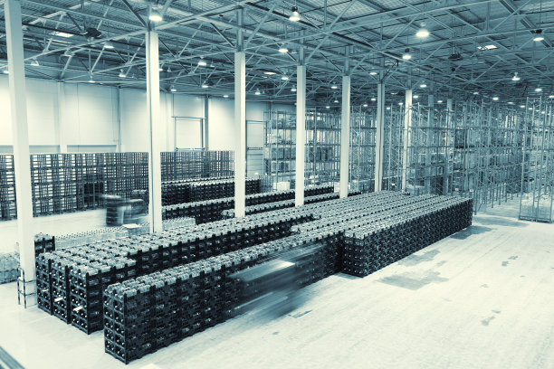 在一个生产矿泉水的工厂中储存成品的大构造图片下载