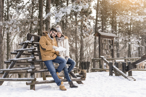 一对情侣用平板电脑拍照图片下载