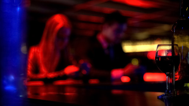 情侣们用智能手机代替在酒吧里玩，网瘾，散焦图片下载