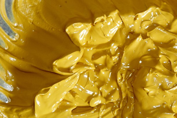 抽象高分辨率自由黄色抽象背景照片。这是一种液体混合物的湿水泥混凝土和黄色的氧化物水泥颜料。用于混凝土彩色地板。图片下载
