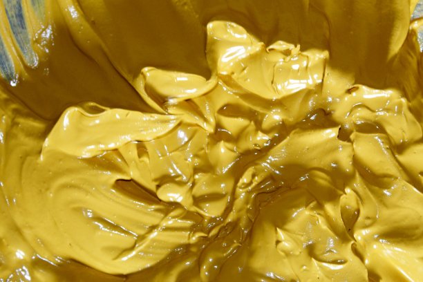 抽象高分辨率自由黄色抽象背景照片。这是一种液体混合物的湿水泥混凝土和黄色的氧化物水泥颜料。用于混凝土彩色地板。图片下载