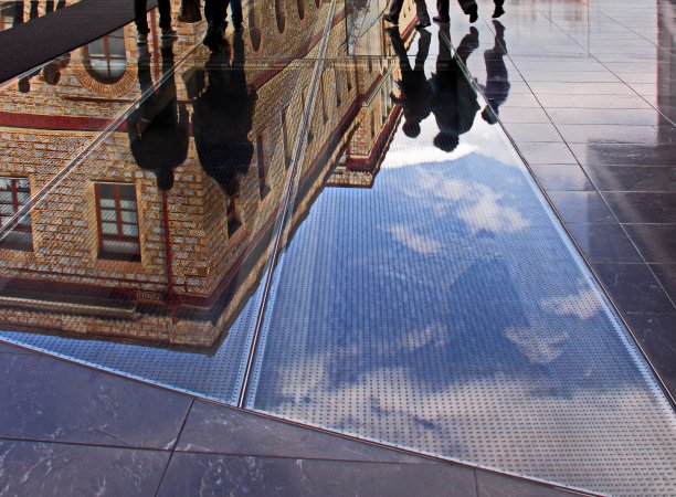 反映了希腊雅典的古典建筑和人民图片下载