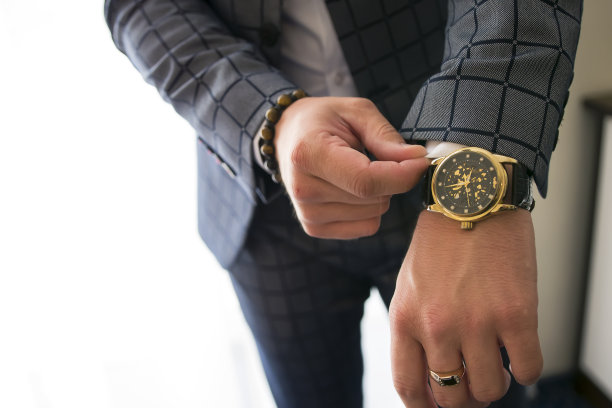 优雅的男士手配戒指和手表图片下载