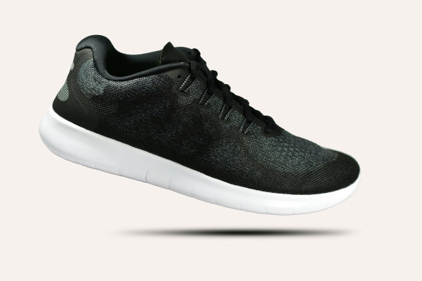 白色背景上的跑鞋图片下载