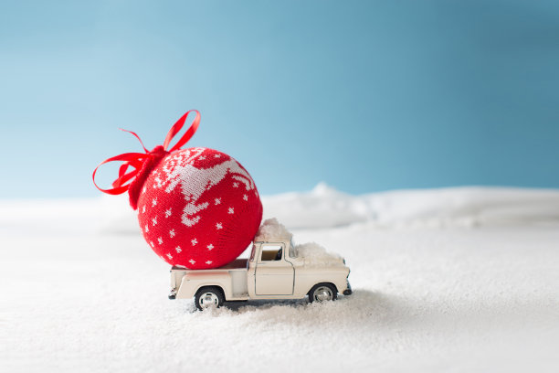 圣诞贺卡上有玩具车红色的雪球图片下载