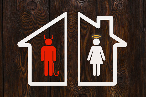 有魔鬼男人和天使女人的纸房子。离婚的概念图片下载