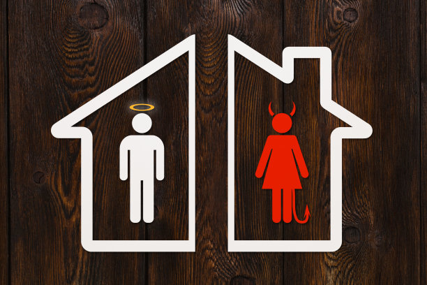 有天使男人和魔鬼女人的纸房子。离婚的概念图片下载