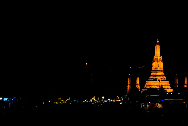 Wat Arun晚上与黄金，是湄南河最古老的寺庙。在泰国曼谷。图片下载