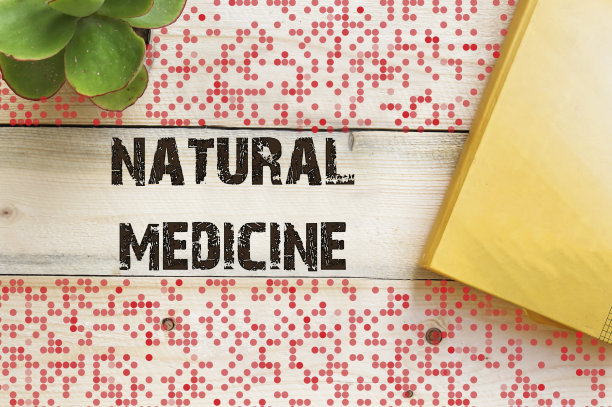 天然药物放在木桌上图片下载