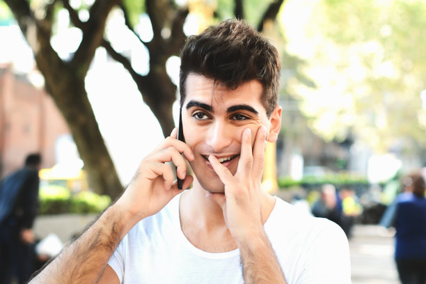 一个忧心忡忡的年轻人在讲电话图片下载