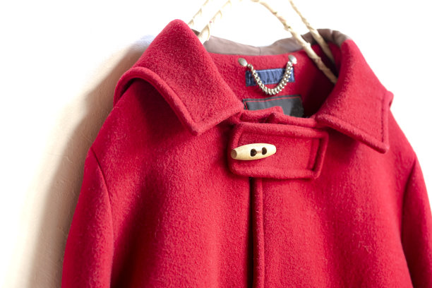 白色背景的红色羊毛外套挂在衣架上图片下载