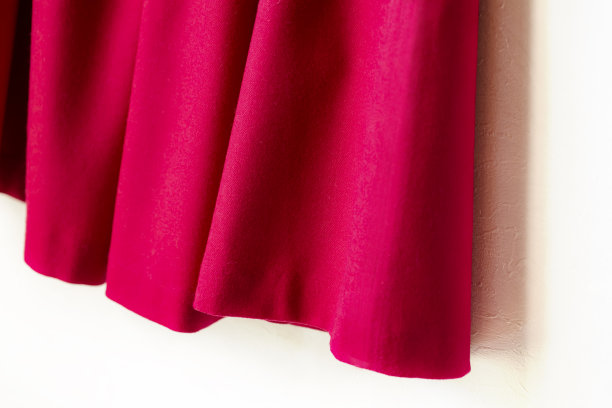 红色的女人在白色的背景上穿着孤立的裙子。图片下载