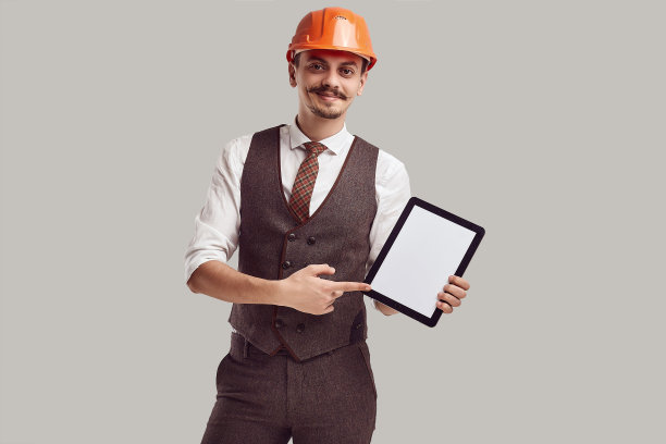 身穿棕色西装、头戴施工帽的年轻阿拉伯建筑师图片下载