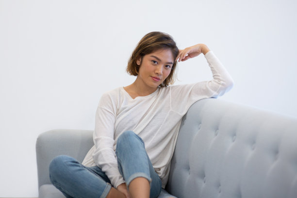 深思熟虑的亚洲女孩在教练摆姿势图片下载