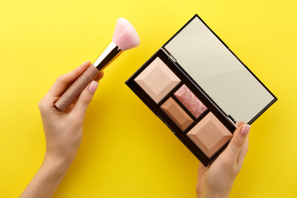 女人的手拿着调色板和画笔图片下载