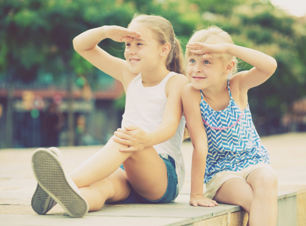 两个女孩望着远方图片下载