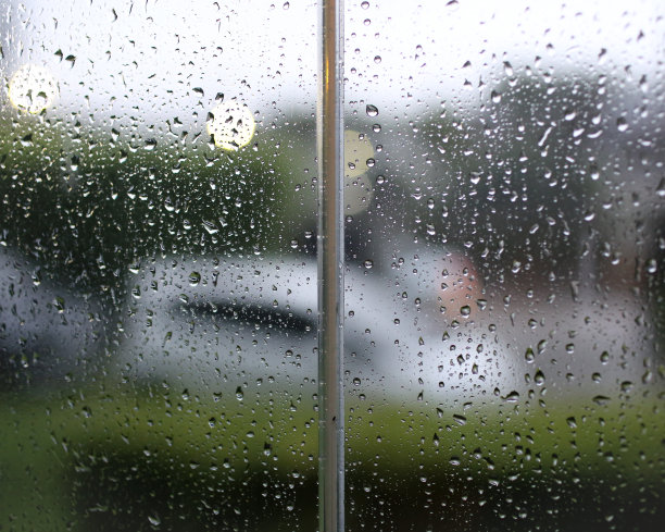 玻璃背景上的水滴图片下载