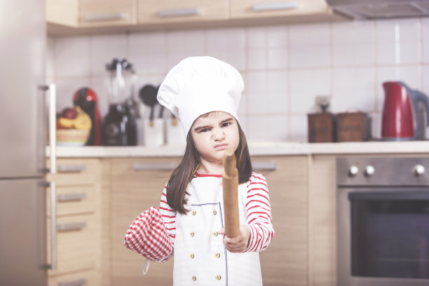 恼怒的小女孩厨师图片下载
