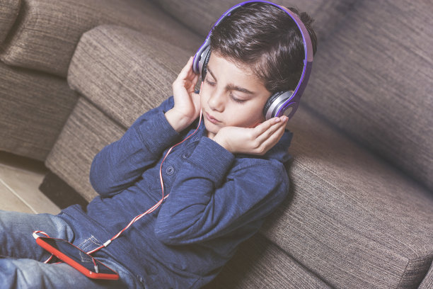 孩子们使用技术图片下载