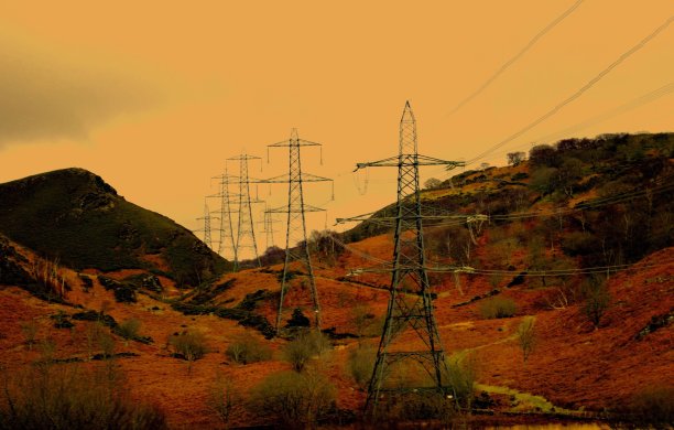 电线塔穿过乡村图片下载