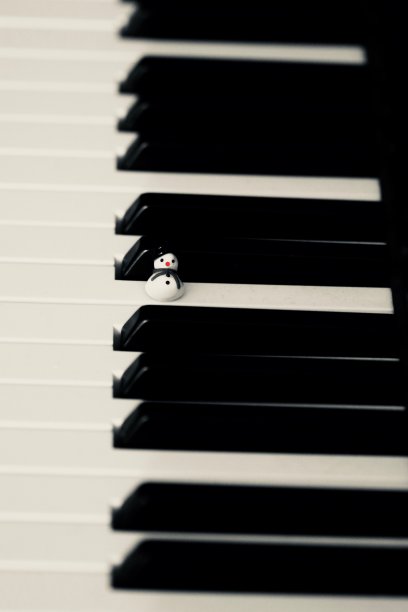 雪人在钢琴上弹奏圣诞音乐图片下载