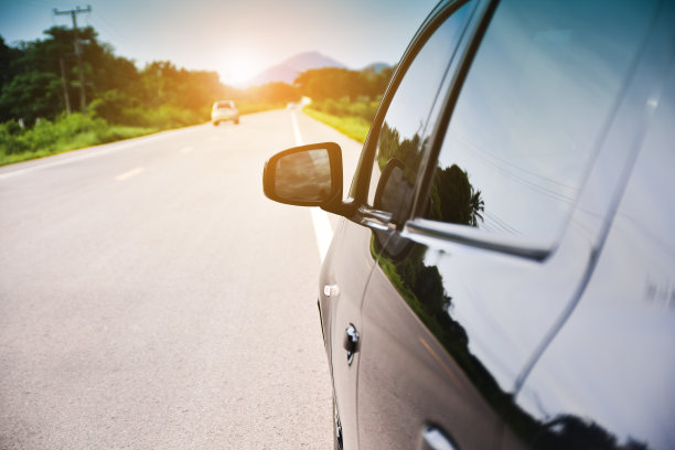 汽车在道路上图片下载