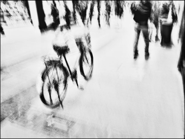 街道上自行车的单色模糊运动视图图片下载