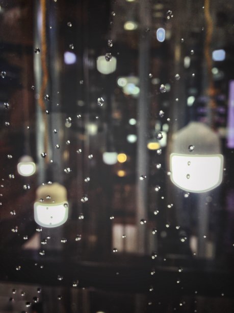 节日的早晨在雨中漫步城市图片下载