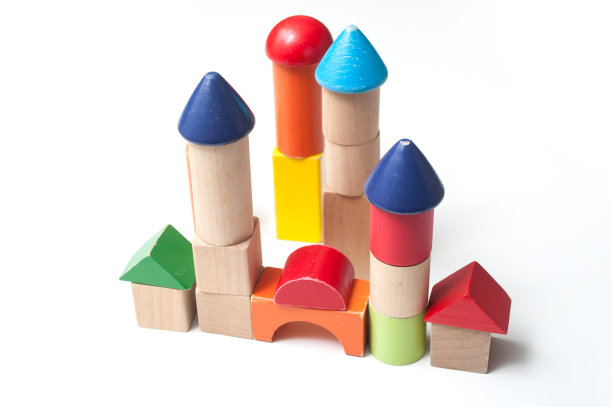 白色背景上的彩色木块城堡图片下载