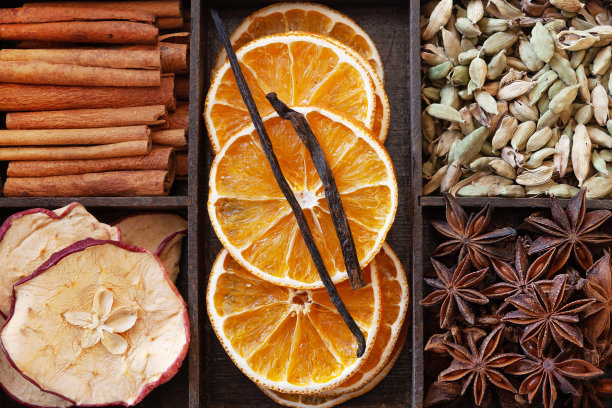 近距离的照片肉桂树皮，茴芹，香草，干桔子片，干苹果和小豆蔻。顶视图、宏图片下载