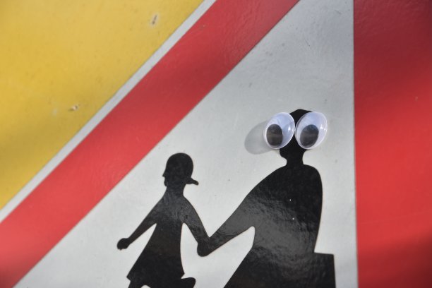 带眼睛的交通标志图片下载