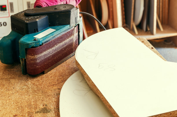 员工工作的家具手工路由器特写图片下载