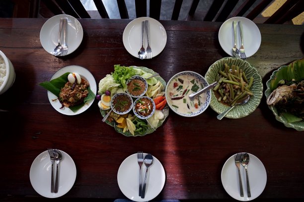泰式健康食品:香草黄豆，椰奶肉末，新鲜蔬菜和辣虾酱蘸多种蔬菜。图片下载