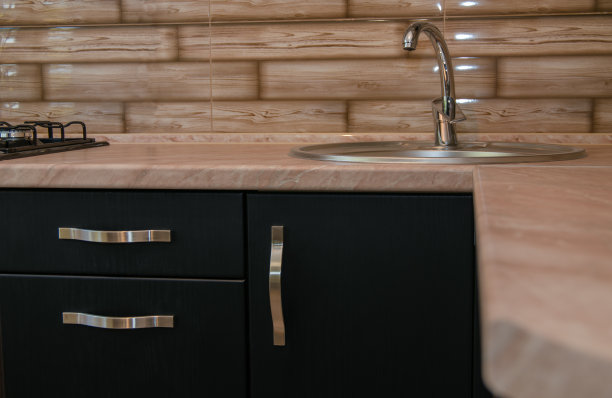 软垫家具，厨房工作台与水槽和搅拌机图片下载