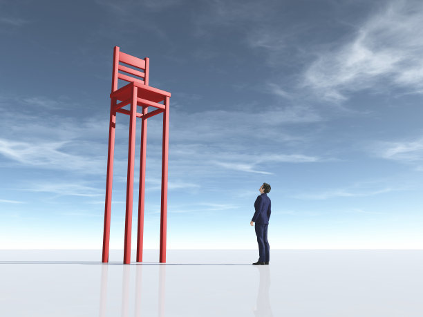 商人坐在一张长腿椅子前。愿望的概念。图片下载