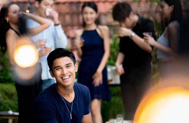 年轻人坐在屋顶上拍照派对图片下载