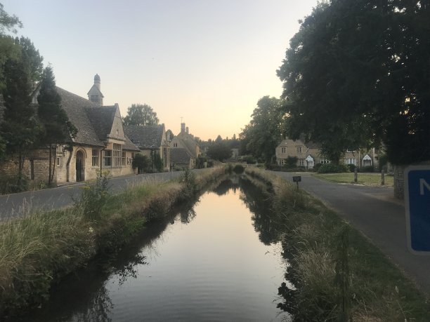 夏天的科茨沃尔德运河图片下载