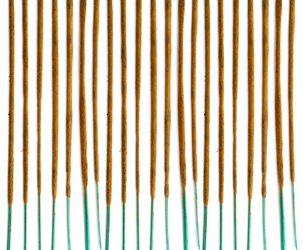 棕色的印度香，芳香棒孤立在白色背景图片下载