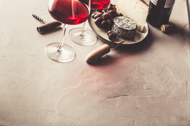 混凝土背景上的红酒和奶酪图片下载