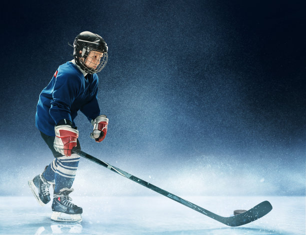 小男孩在打冰球图片下载